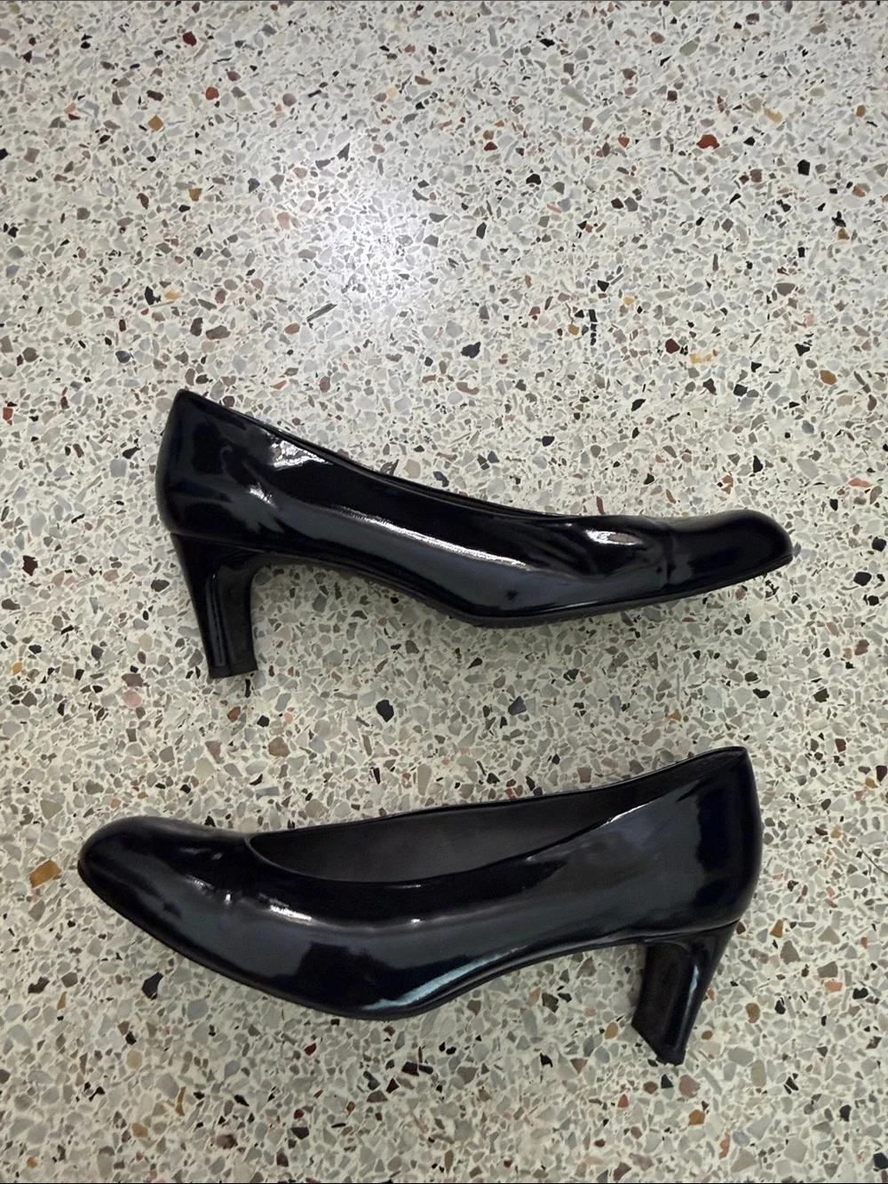 Stuart Weitzman black patent leather round toe cleavage heels pumps 11